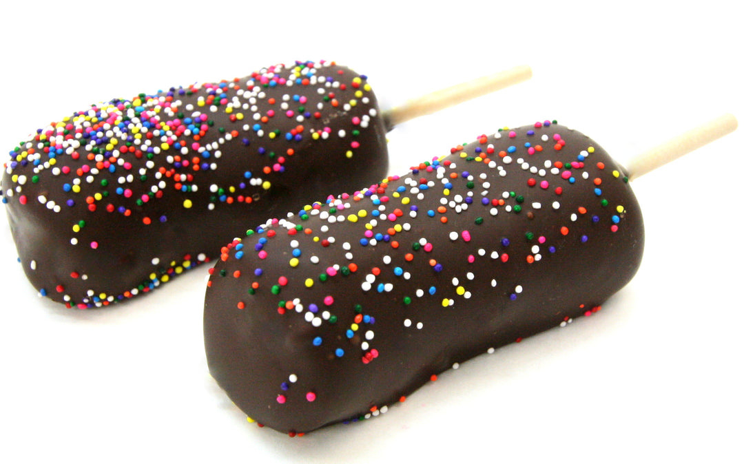 Malvaviscos bañados en chocolate negro y caramelo en palito