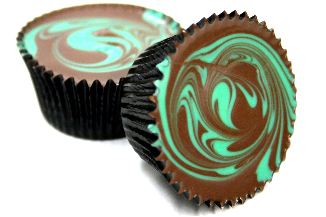 Tazas de chocolate con gasa y menta