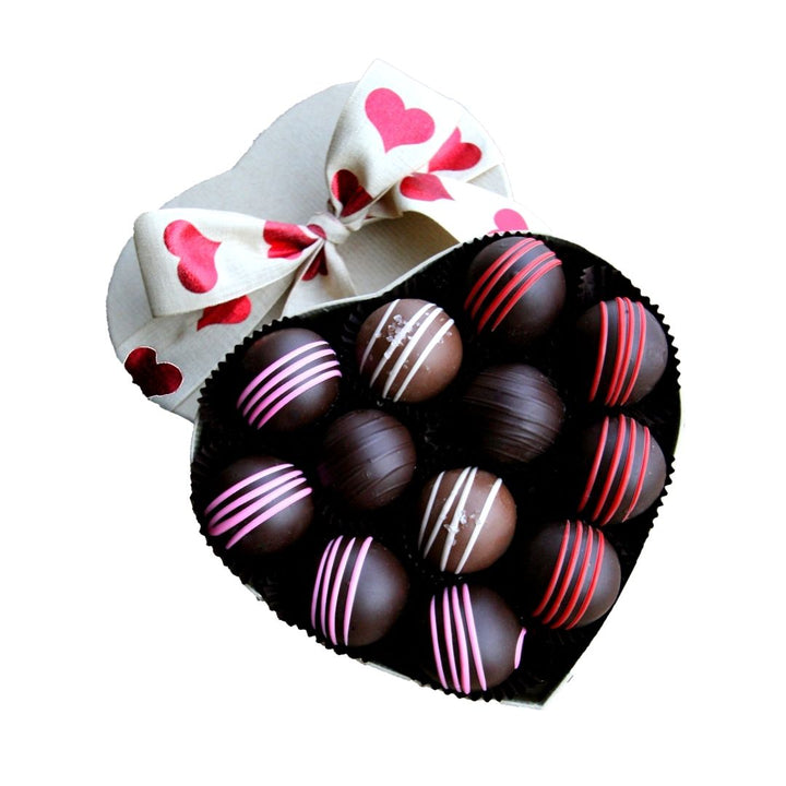 Trufas variadas en caja con forma de corazón